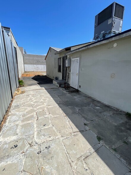 More Photos Of 16123 Wyandotte St, Van Nuys Service For Lease