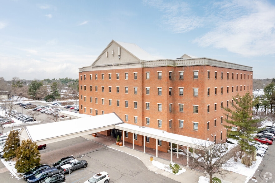 More Photos Of 377 Oak St, Garden City Office For Lease