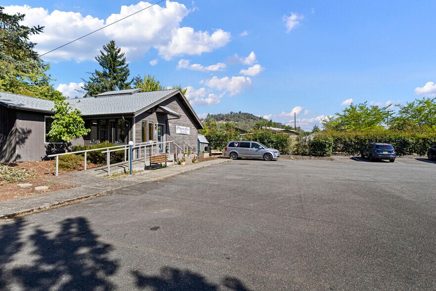 More Photos Of 92 NW Glenhart Ave, Winston Freestanding For Sale