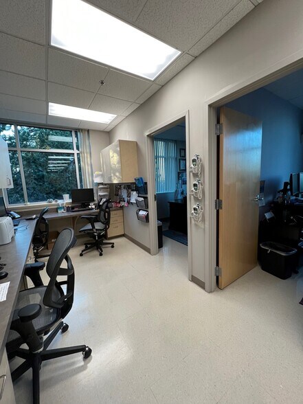 More Photos Of 24076 SE Stark St, Gresham Medical For Lease