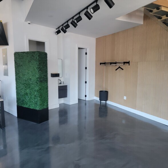 More Photos Of 678 Dahill Rd, Brooklyn Storefront Retail Residential For Lease
