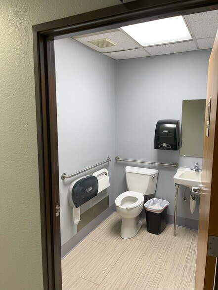 More Photos Of 3460-3470 Liberty St S, Salem Medical For Lease