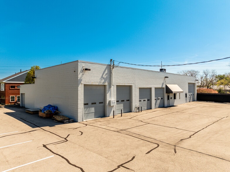 More Photos Of 5513 N Oxford St, Indianapolis Showroom For Lease