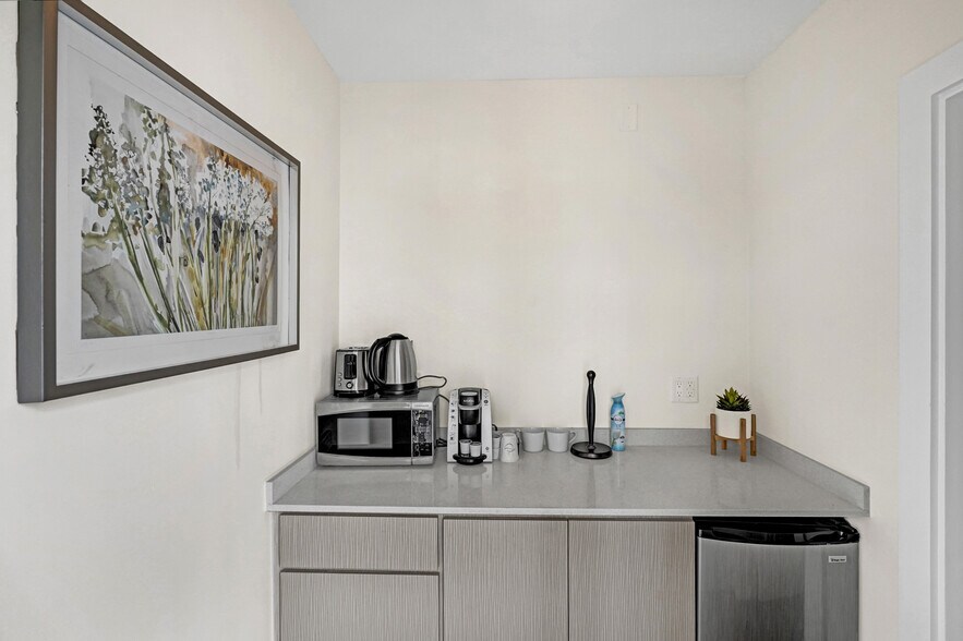 More Photos Of 3020-3024 Seville St, Fort Lauderdale Hotel For Sale