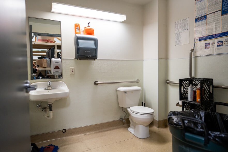 More Photos Of 1055 W Red Cliffs Dr, Washington Freestanding For Lease