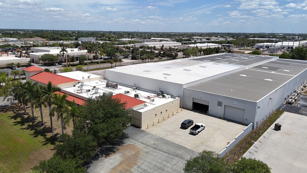 More Photos Of 2996 Hanson St, Fort Myers Warehouse For Lease