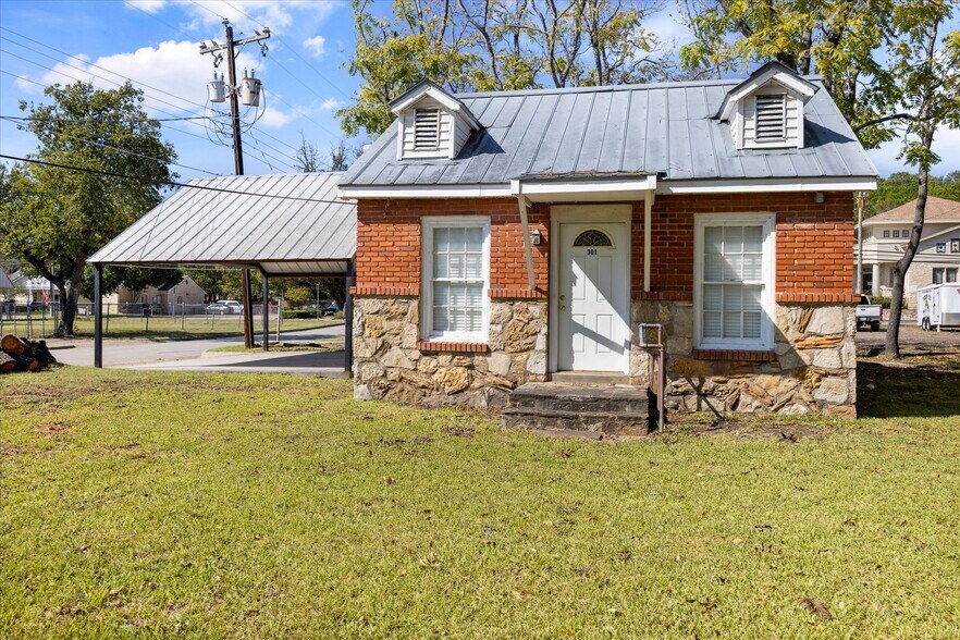 More Photos Of 301 NE Barnard St, Glen Rose Office For Sale