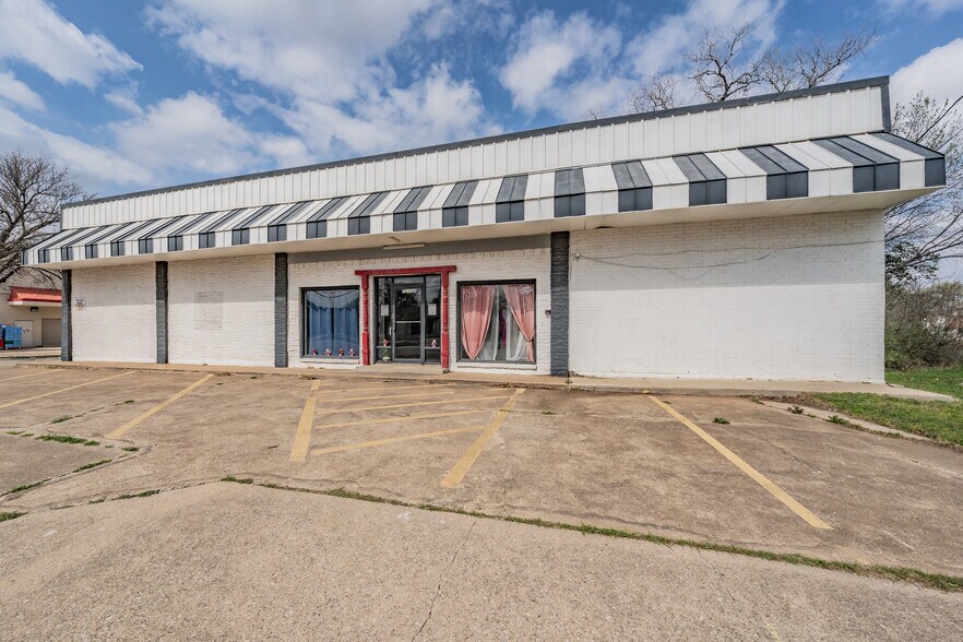 More Photos Of 7235 Glenview Dr, Richland Hills Office For Sale