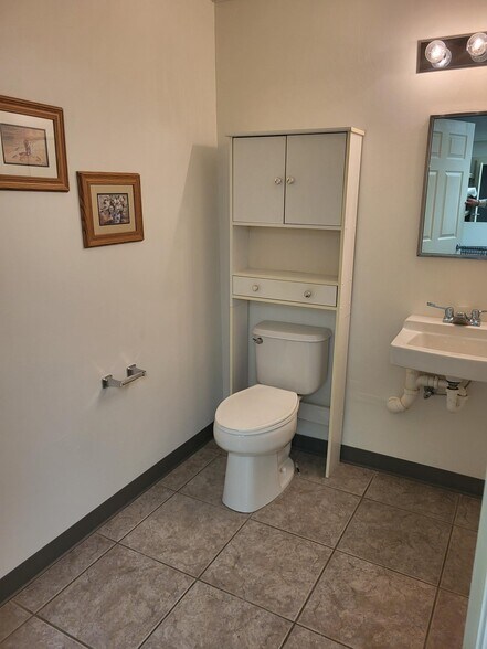 More Photos Of 5567 Taylor Rd, Naples Warehouse For Lease