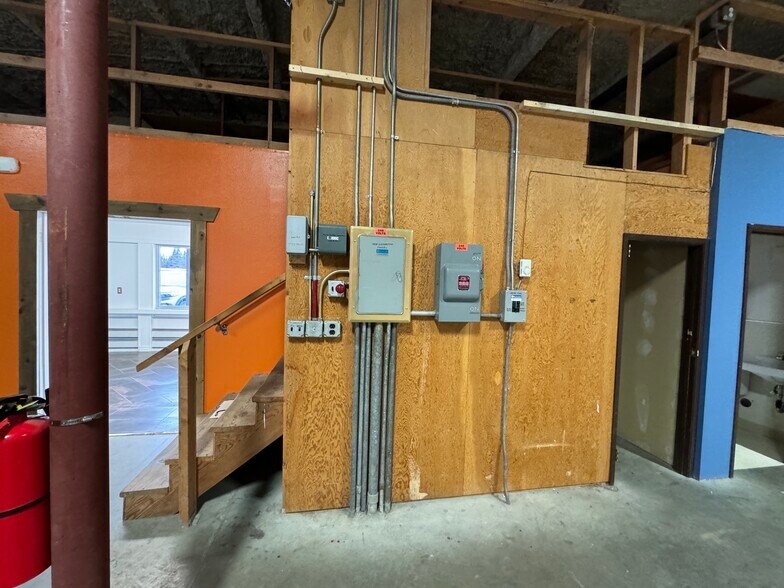 More Photos Of 11887 Kenai Spur Hwy, Kenai Freestanding For Lease