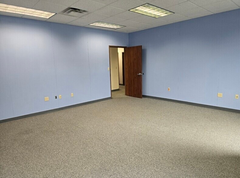 More Photos Of 1110 Calder St, Beaumont Medical For Lease