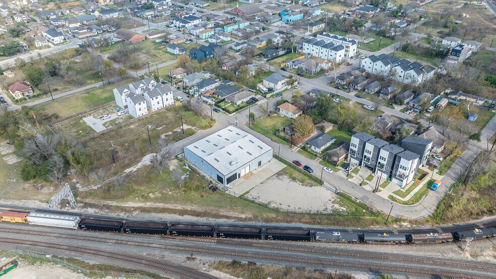 More Photos Of 2219 Brooks St, Houston Warehouse For Sale