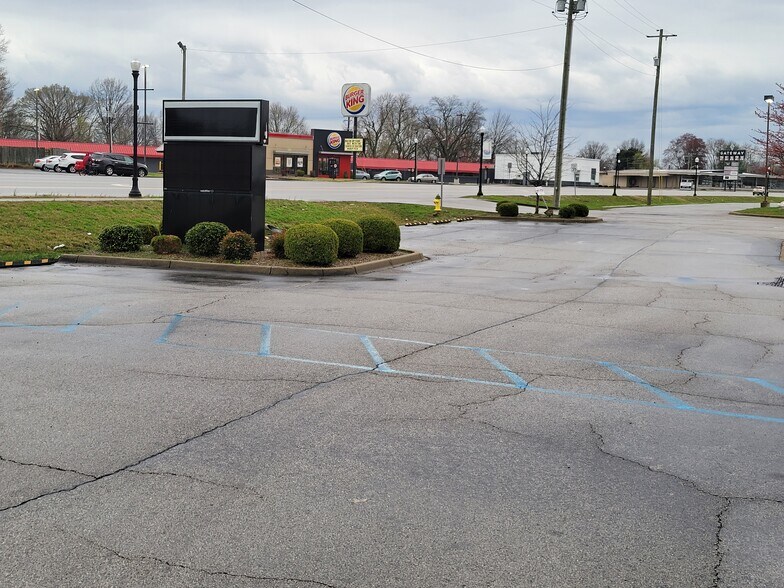 More Photos Of 1495 E 10th St, Jeffersonville Drugstore For Lease