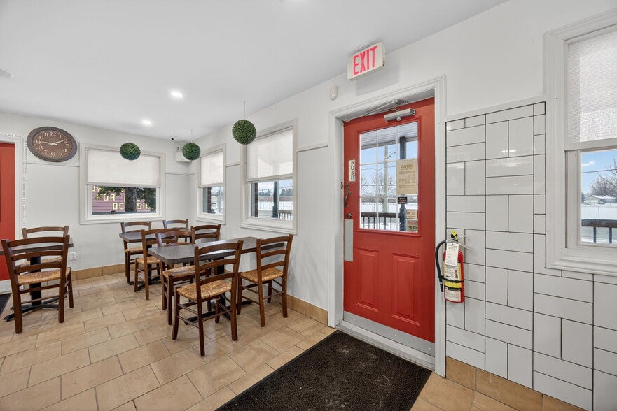 More Photos Of 56 Yonge St S, Springwater Fast Food For Sale
