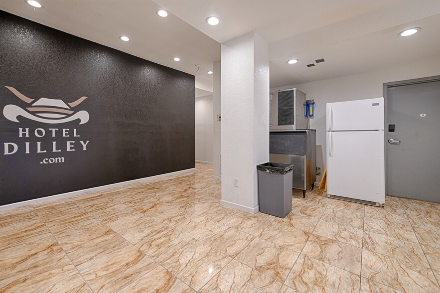 More Photos Of 110 S Main, Dilley Hotel For Sale