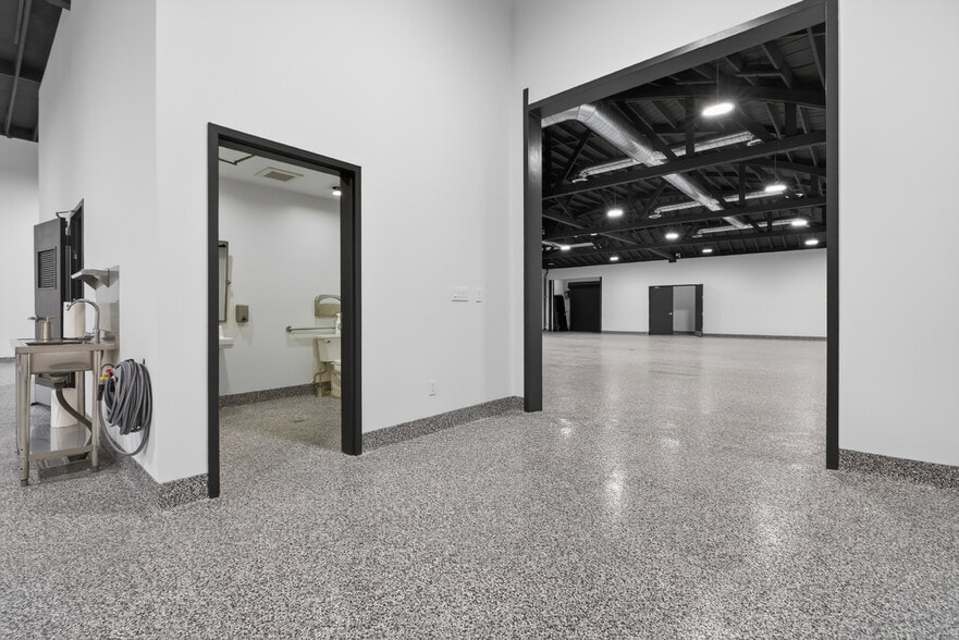 More Photos Of 703 S Main St, Burbank Showroom For Sale