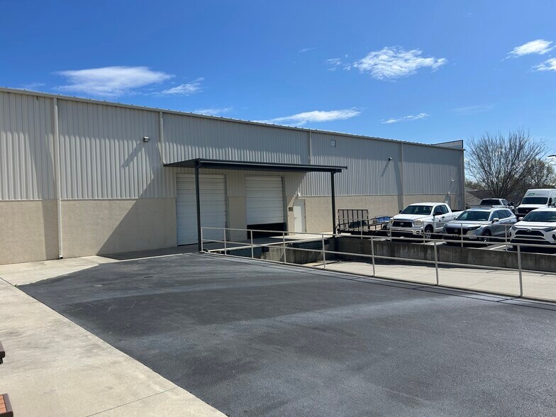 More Photos Of 96 Brookfield Oaks Dr, Greenville Light Distribution For Lease