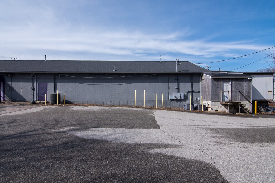 More Photos Of Post @ Post & Namcook Rds., North Kingstown Unknown For Lease