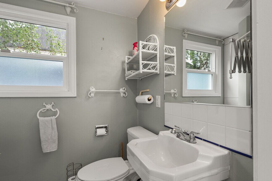 More Photos Of 1516 SE 43rd Ave, Portland Medical For Sale