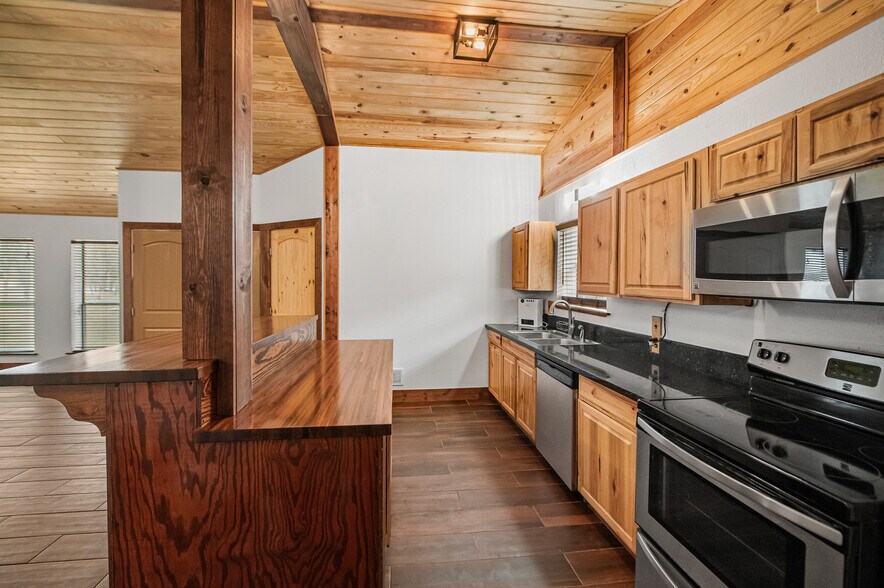 More Photos Of 101 Hunters Glen Dr, San Marcos Flex For Sale