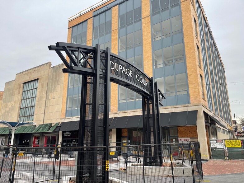 More Photos Of 40 Du Page Ct, Elgin Apartments For Lease