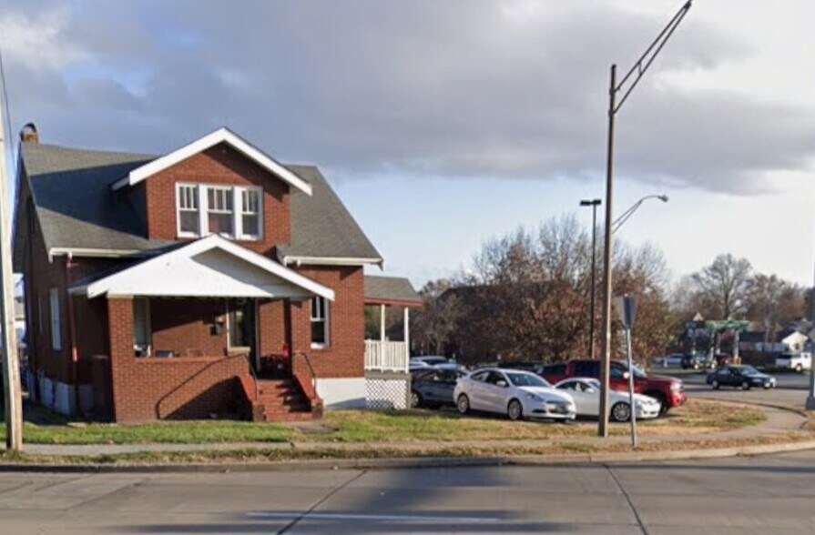 Primary Photo Of 212 S Kingshighway St, Saint Charles General Retail For Sale