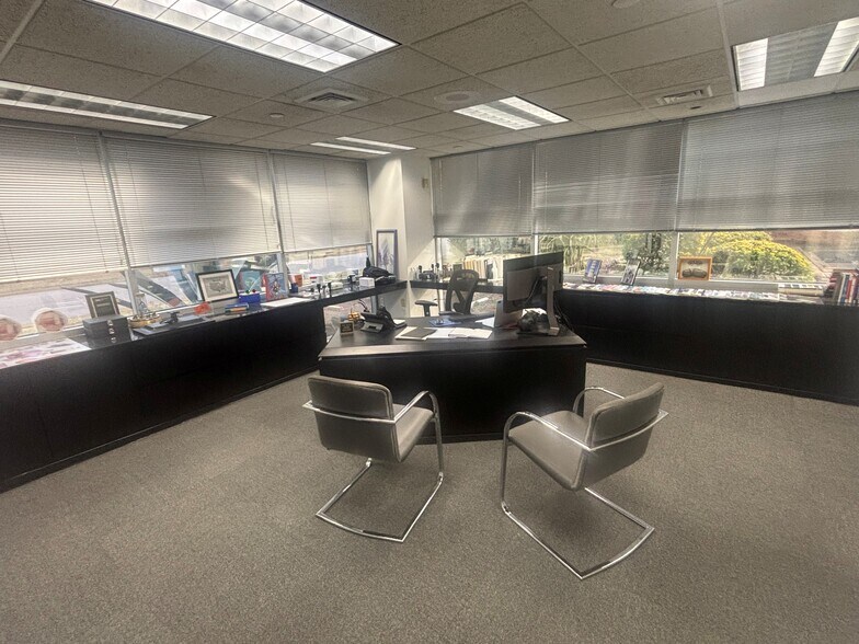 More Photos Of 5358 Robin Hood Rd, Norfolk Flex For Lease