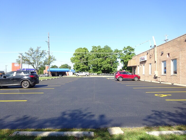 More Photos Of 15801 Oak Park Ave, Oak Forest Showroom For Lease