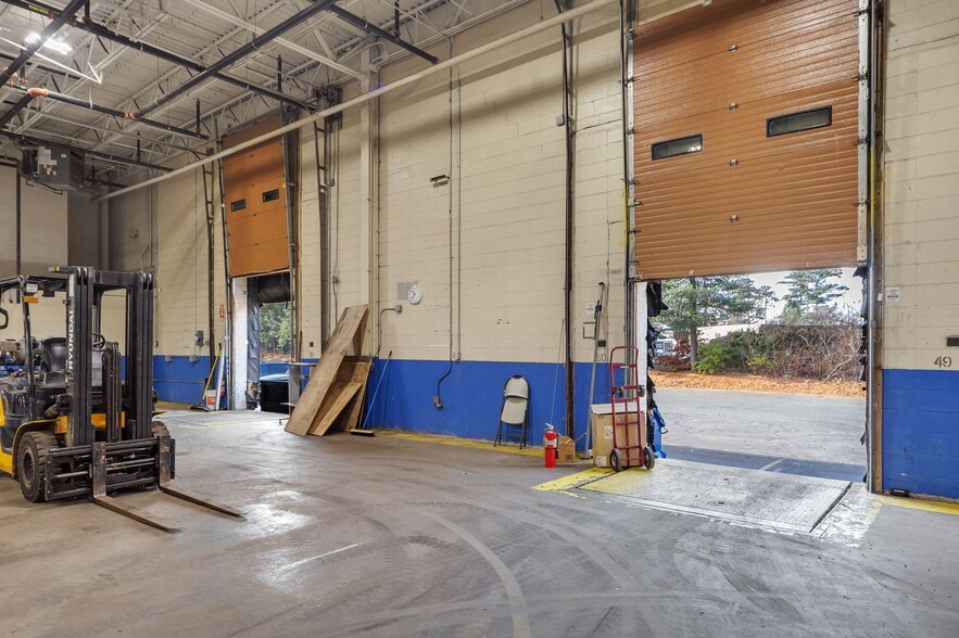 More Photos Of 609 Silver St, Agawam Warehouse For Lease