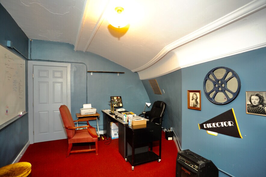 More Photos Of 424 W Main St, Denison Storefront Retail Office For Sale