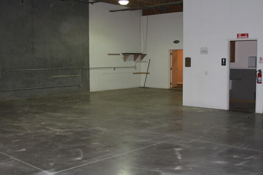 More Photos Of 654 Rancho Vista Blvd, Palmdale Manufacturing For Lease