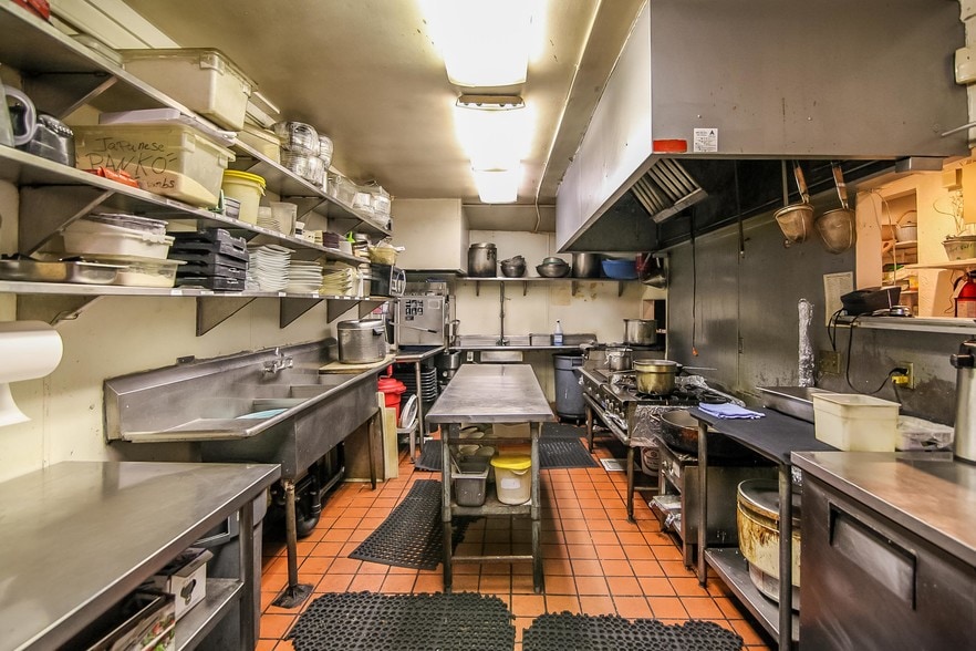 More Photos Of 16232 Pacific Coast Hwy, Huntington Beach Restaurant For Sale