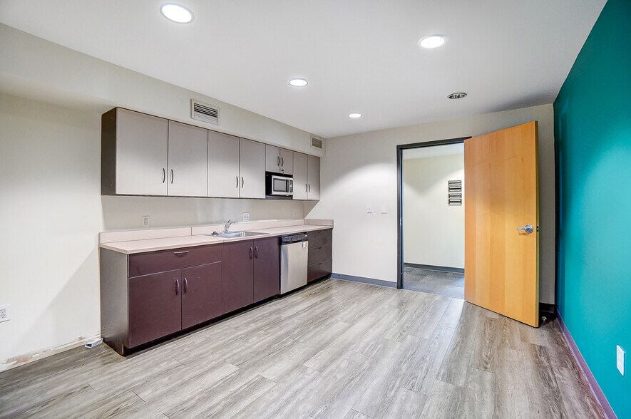 More Photos Of 3925-3927 Brotherton Rd, Cincinnati Office For Sale