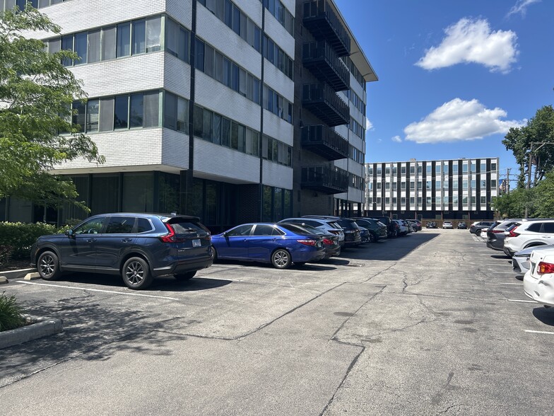 More Photos Of 5901 N Cicero Ave, Chicago Office For Lease