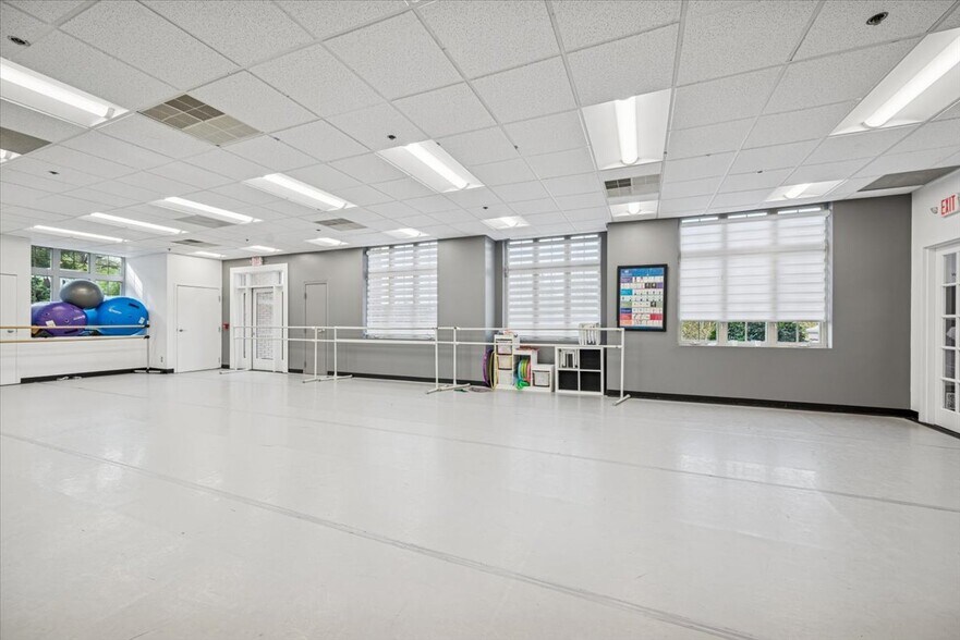 More Photos Of 258 King George Rd, Warren Office For Sale