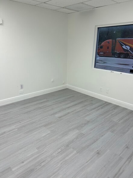 More Photos Of 4095 N 28th Way, Hollywood Warehouse For Lease