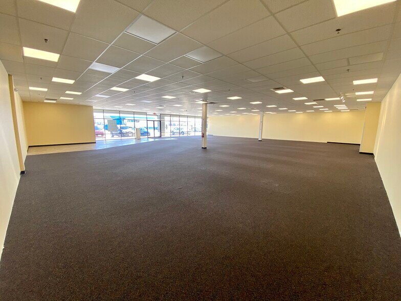 More Photos Of 1203 W Ferdon St, Litchfield Storefront For Lease