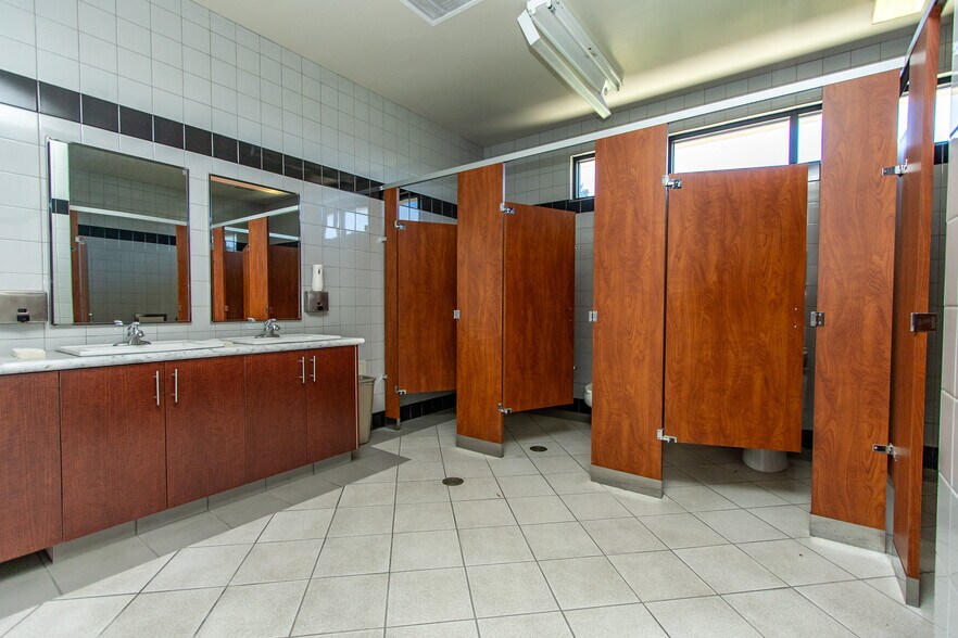 More Photos Of 971 E Broadway Ave, Atwater Office For Lease