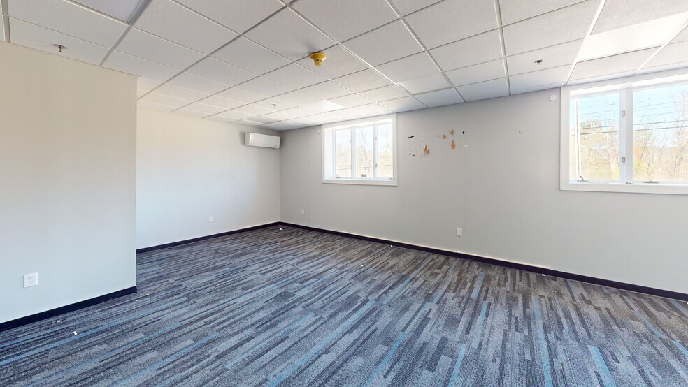 More Photos Of 198 Londonderry Tpke, Hooksett Light Distribution For Lease