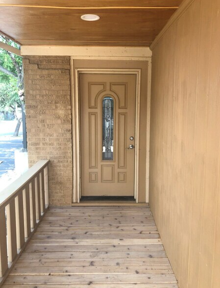 More Photos Of 2217 Hemphill St, Fort Worth Office For Sale