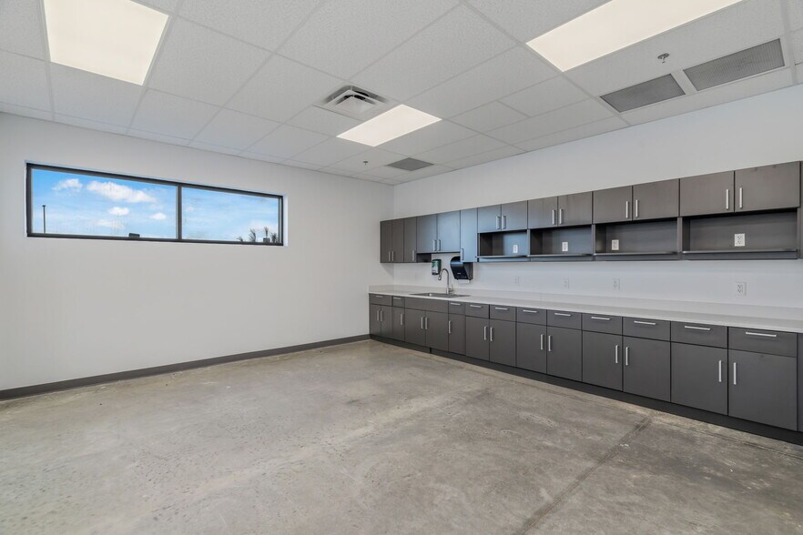 More Photos Of 1295 Huntington Park Dr, Loudon Warehouse For Lease