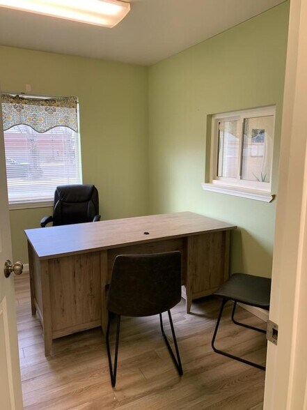 More Photos Of 223 W Wine Country Rd, Grandview Office For Sale