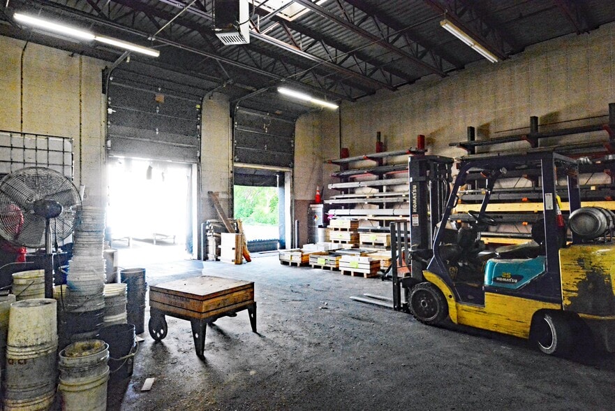 More Photos Of 15 Yorkton Ct, Little Canada Manufacturing For Sale