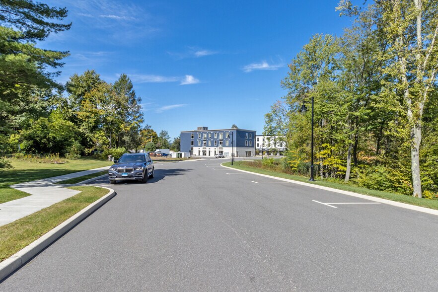 More Photos Of 11 Edgewater Cir, East Hampton Office For Lease