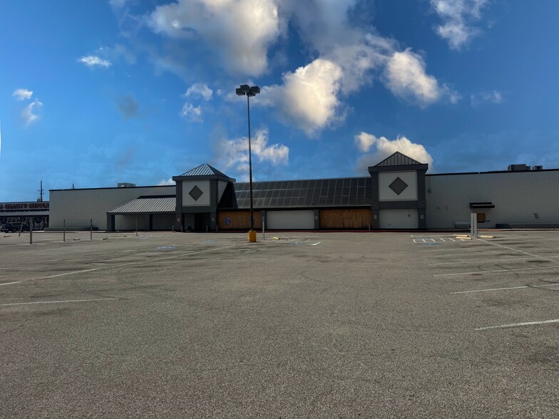 Primary Photo Of 13127 Veterans Memorial Dr, Houston Supermarket For Lease