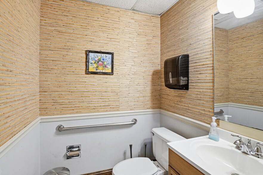 More Photos Of 5808 Monroe Rd, Charlotte Office For Sale