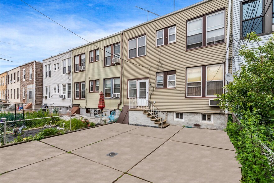 More Photos Of 7158 69th Pl, Glendale Apartments For Sale