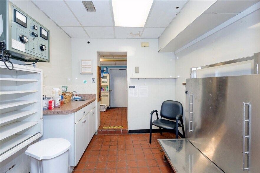 More Photos Of 21 Jackson St, Methuen Veterinarian Kennel For Sale