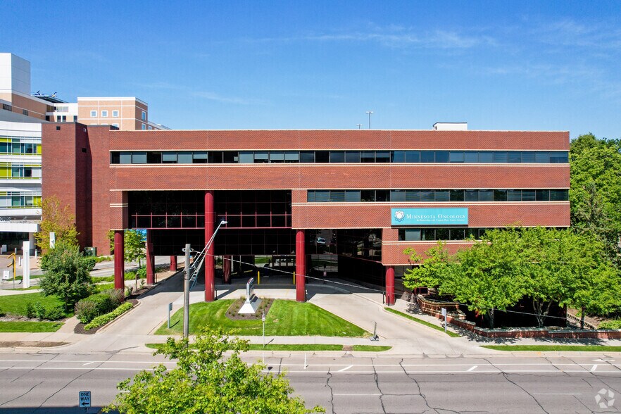 More Photos Of 910 E 26th St, Minneapolis Medical For Lease