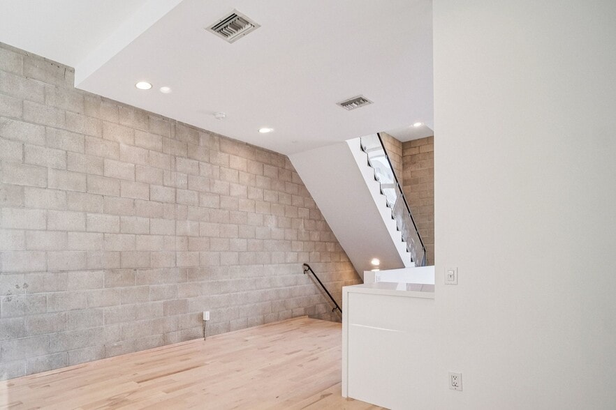 More Photos Of 717 N Highland Ave, Los Angeles Flex For Sale